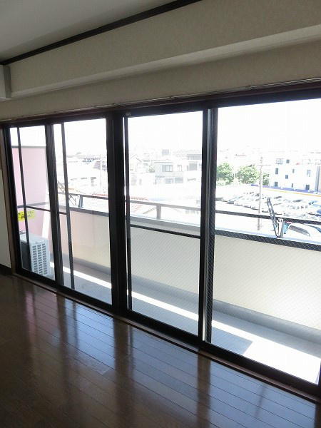 中澤ビル 窓が大きいので明るいです