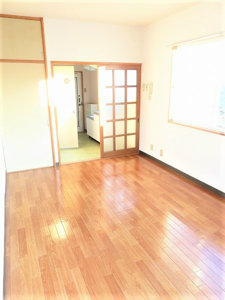 第２サクラコーポ ２面採光。南側の窓からも光が差し込みます。