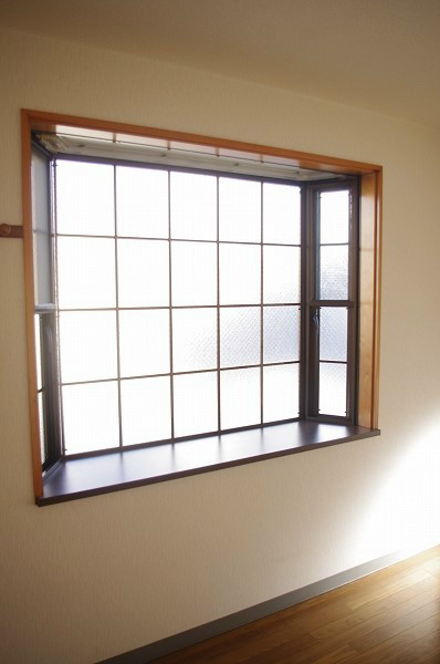 第６コーポマキ 大きな出窓は明り取りと貴重な収納棚になります。