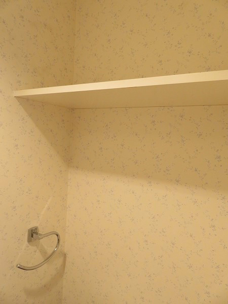 第8コーポマキ トイレの棚は重宝します