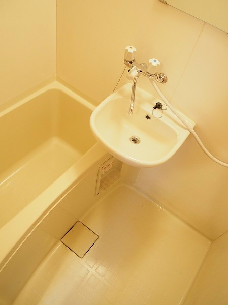 ＳＴビル バストイレ別で、洗い場も広め。温度設定ができます。