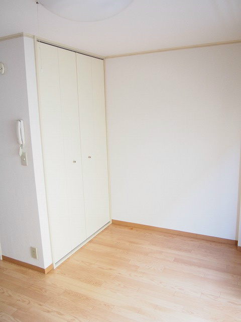 ガーデンハイム 晴れの日は電気を付けなくても明るいです。日当りはバッチリ！
