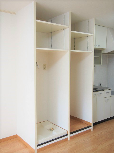 ガーデンハイム 上段は収納、左下は室内洗濯機置場、右下は冷蔵庫置場です。うまく使いたいですね！