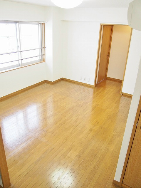 グレイスＹＴパレス キッチンスペースから見たリビングです