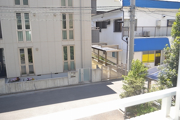 クレセント小坂部 バルコニーからの眺めです。全面道路なので日が入りますね。