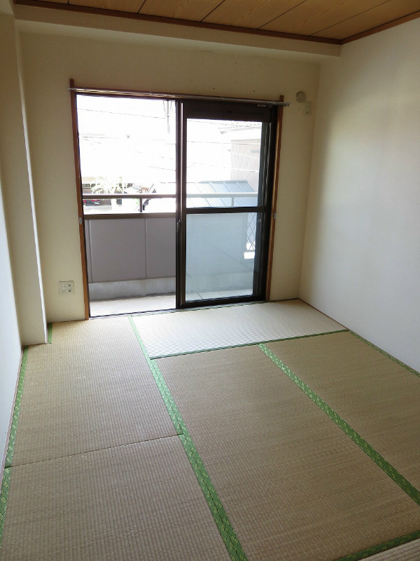 フローラ北葛西 明るい和室でゆったり過ごして頂けます！