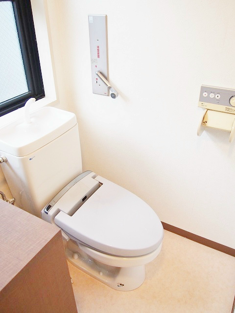メゾンドール トイレウォームレット付。窓もあって明るいですね