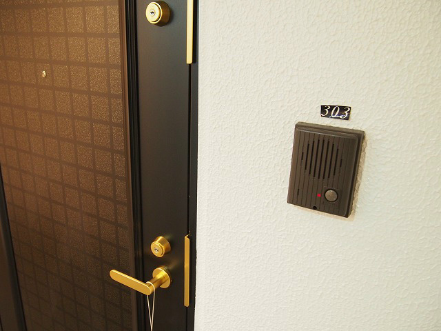 メゾンドール お部屋の前もインターフォンが設置されております