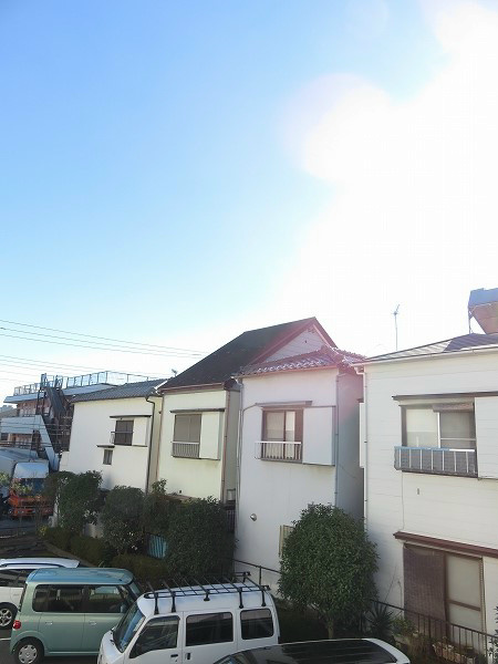レジデンスタイム 南向きのバルコニーからはこのように明るい景色が見えます。