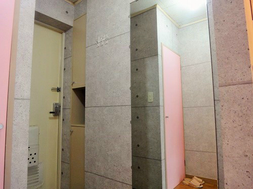 レジデンスタイム３ 玄関シューズボックス、全身鏡があり使い勝手がいいですね