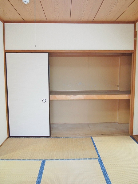 中里ハイツ 和室には大きな押入れがあります。