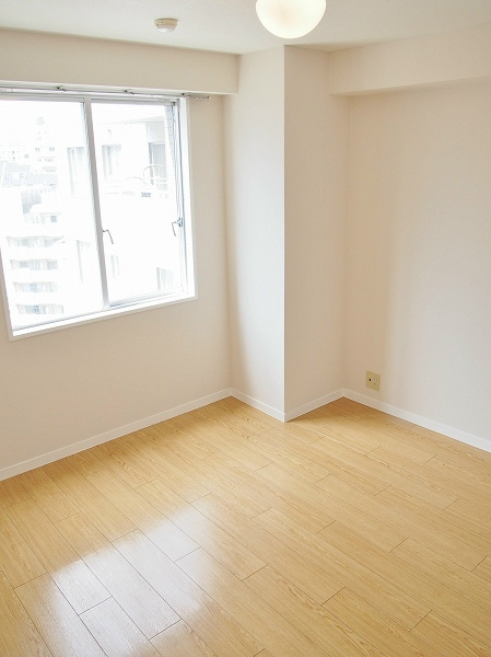 KIRAKU２ 玄関側の洋室も明るいお部屋です。
