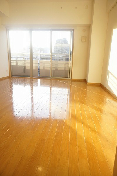 グロリア参番館 明るくきれいなリビングは家族の憩いの場ですよね。