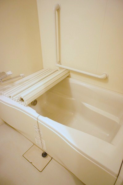 グロリア参番館 大きな浴室で１日の疲れをとりましょう。