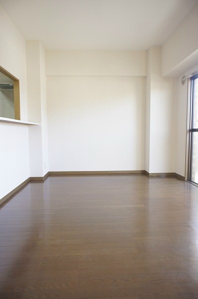 グロリア壱番館 広めのリビングです。バルコニーに面しているため明るいです