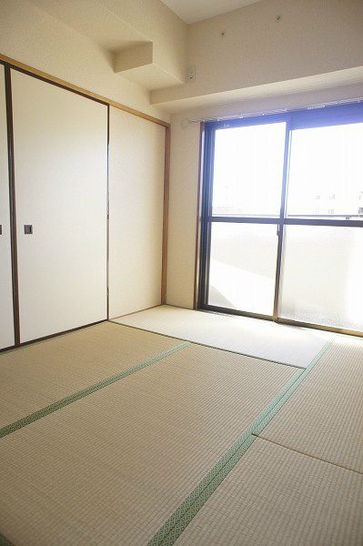 グロリア壱番館 清潔感のある和室です。ゆったりできますね。