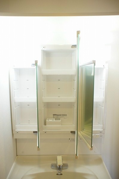 グロリア壱番館 鏡を開けると収納になっていて色々入ります。