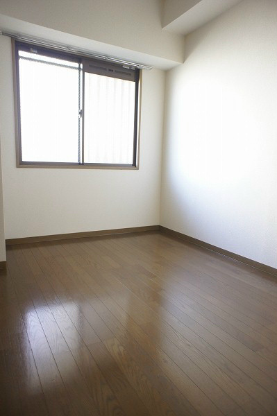 グロリア壱番館 洋室６帖です。ゆったりと使えますね！