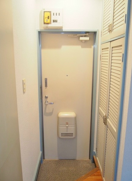 タウンハウス中葛西 玄関から明るいお部屋です。※写真は別号室。