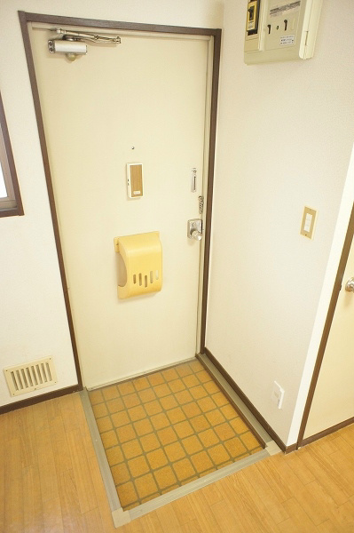 リバーサイド関口 フラットな玄関。
