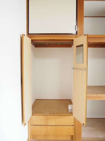 アネックス田中 鏡付でハンガーをかけられる綺麗な収納もあります。