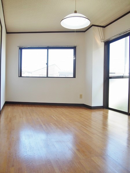 クレシェンドユザワ 洋室は６帖です。２面採光で明るいお部屋です。