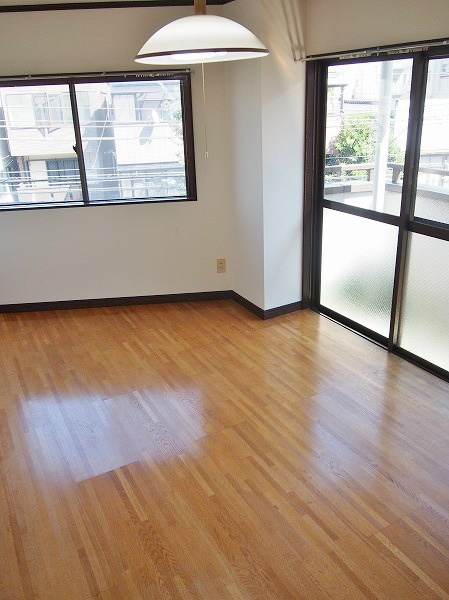 クレシェンドユザワ 洋室のこの解放感は角部屋ならでは。