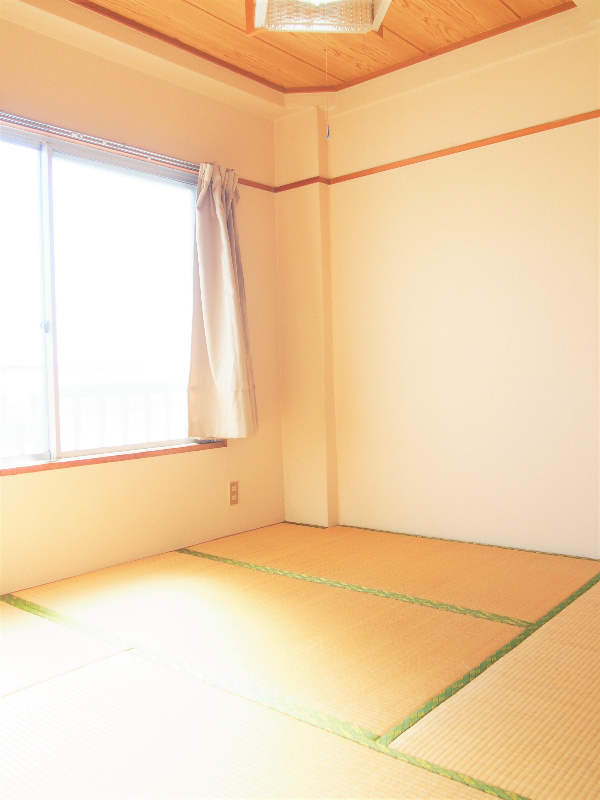 サニーコーポラス2号棟 和室にも日差しが差し込みます。