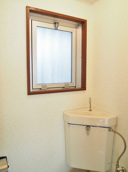 サニーコーポラス2号棟 トイレにも窓があって換気できます。