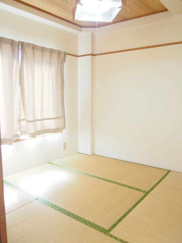 サニーコーポラス2号棟 日当たりのいい和室。