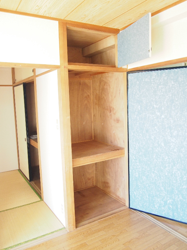サニーコーポラス2号棟 収納たっぷりあるお部屋です。（洋室の収納）