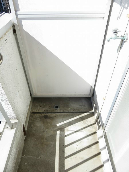 マンションビビット バルコニーに洗濯機を置きます。