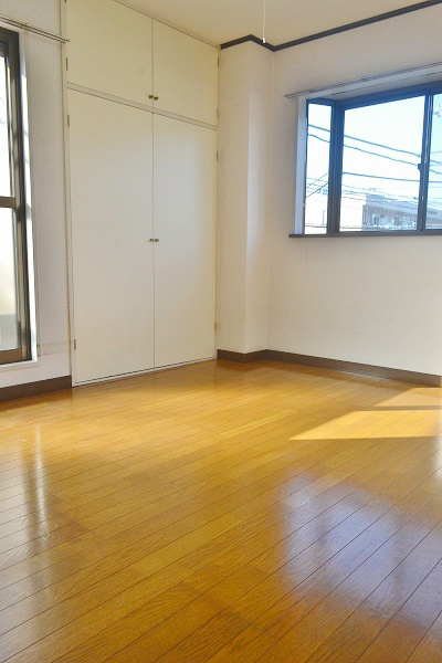 メゾンＴ・Ｋ 角部屋で２面採光。曇りでも明るいです。風通しも○。