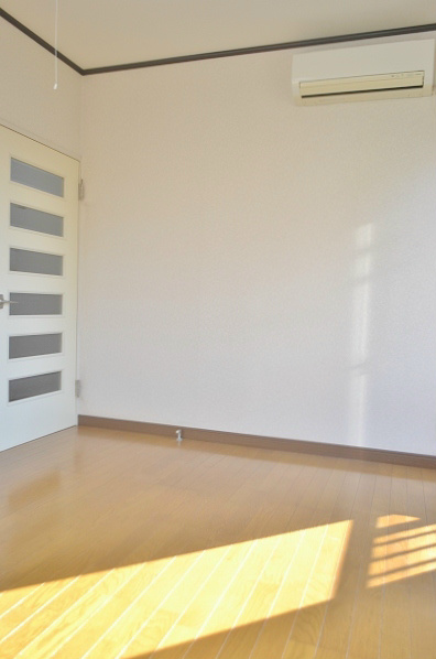 メゾンＴ・Ｋ エアコン付の洋室。日当たりが良く、出窓もあるので風通しも良いお部屋です。