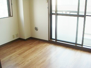 リバーサイド坂本 日当たり良好です。写真は別号室となります。