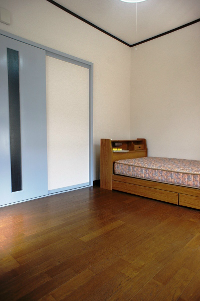 浜吉荘 ベッド付きのお部屋です。