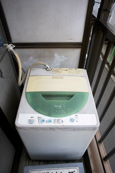 浜吉荘 洗濯機置場もバルコニーならいいですね。