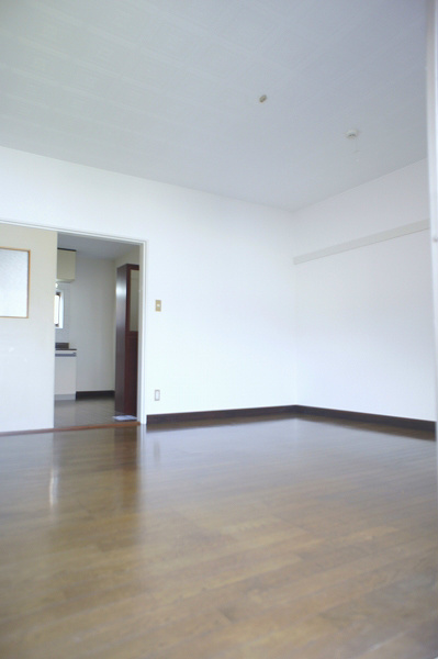 ＳＫコーポⅠ 広々８帖の洋室です。