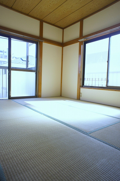 ＳＫコーポⅠ ２面採光でとても明るい和室ですね。
