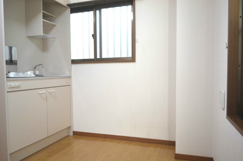 エトアール西葛西阿部ビル キッチンに窓付いてます。