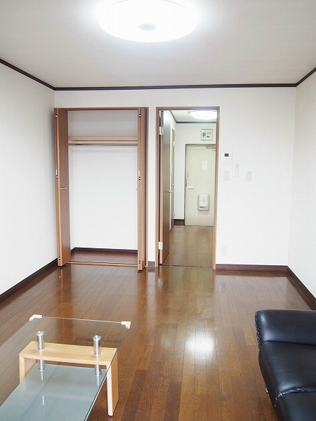 サンエクセル英 ８帖の広々洋室：家具付きです。