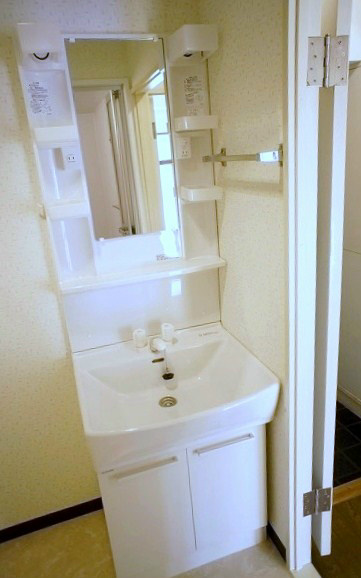 ベル西葛西 独立洗面台です。女性にはうれしいですね