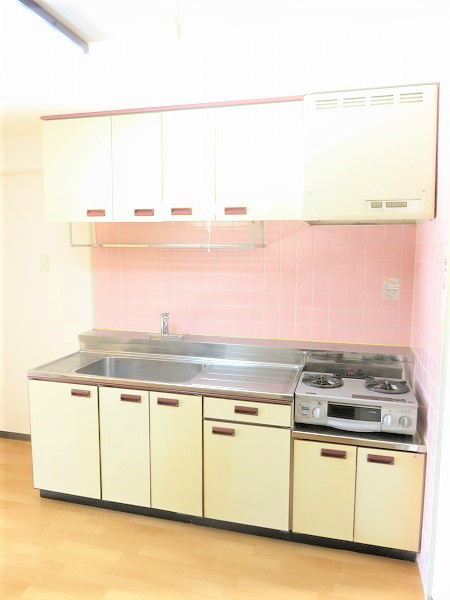 レジデンスオーク ガスコンロ付きの広々キッチンです