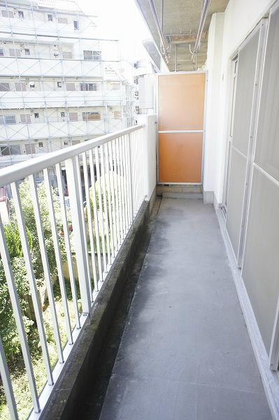小倉ファミリーマンション 広々バルコニーです。お洗濯物を干す時も楽ですよ。