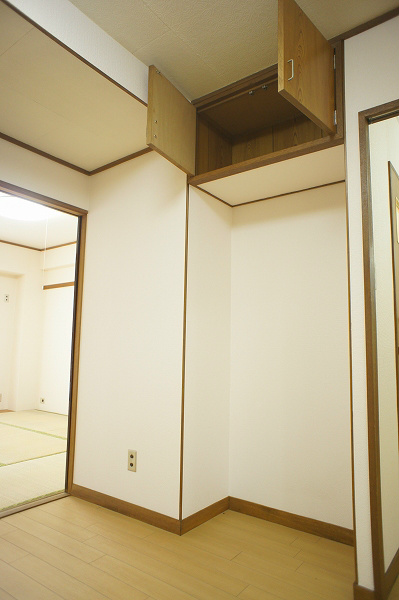 小倉ファミリーマンション リビングにも収納あり。上部収納スペースがあるのもうれしいですね。