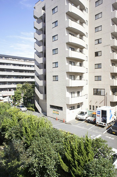 小倉ファミリーマンション バルコニーからの眺めです。お隣の建物とは距離があるので開放感がありますね。