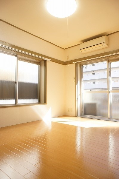コーポ・ウツボエ 角部屋２面採光の明るいリビングです。