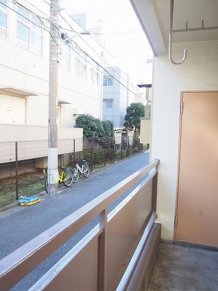 コーポ・ウツボエ 西葛西駅から徒歩8分の立地です。