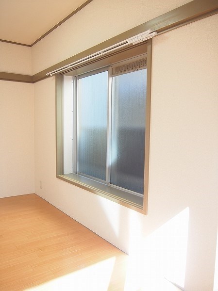 コーポ・ウツボエ 角部屋で東・西・北の3面に窓があります。