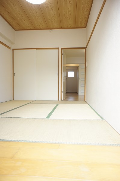レジデンスオークⅡ 和室です。収納（押入）付きです。荷物も十分に入りますね。